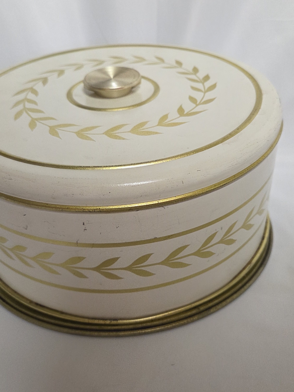 Vintage Retro Metal White Gold Wreath Design Cake Storage Carrier Display